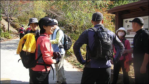 중산리야영장을 찾은 지리산 단풍산행객들 